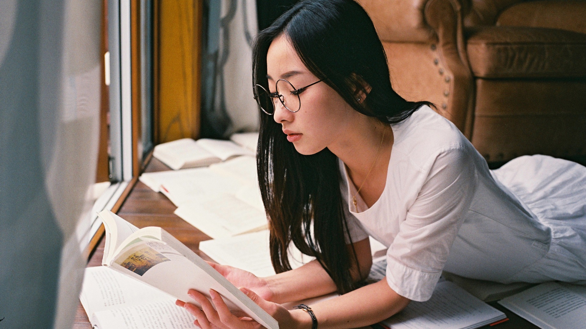 Asian-girl-reading-book_1920x1080_wallpaper.jpg