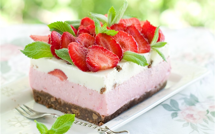 Delicious dessert, strawberry cake Wallpapers Pictures Photos Images
