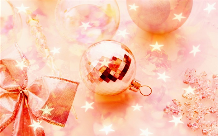 Reflective Christmas ball Wallpapers Pictures Photos Images