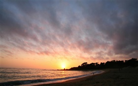 Beach, coast, sea, people, sunrise, clouds HD wallpaper