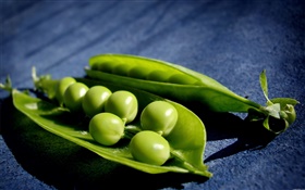 Green peas close-up HD wallpaper