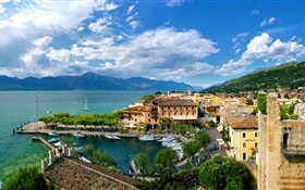Italy, Veneto, coast, sea, city, house, boats, blue sky HD wallpaper