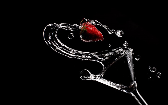 Strawberry and water splash Wallpapers Pictures Photos Images