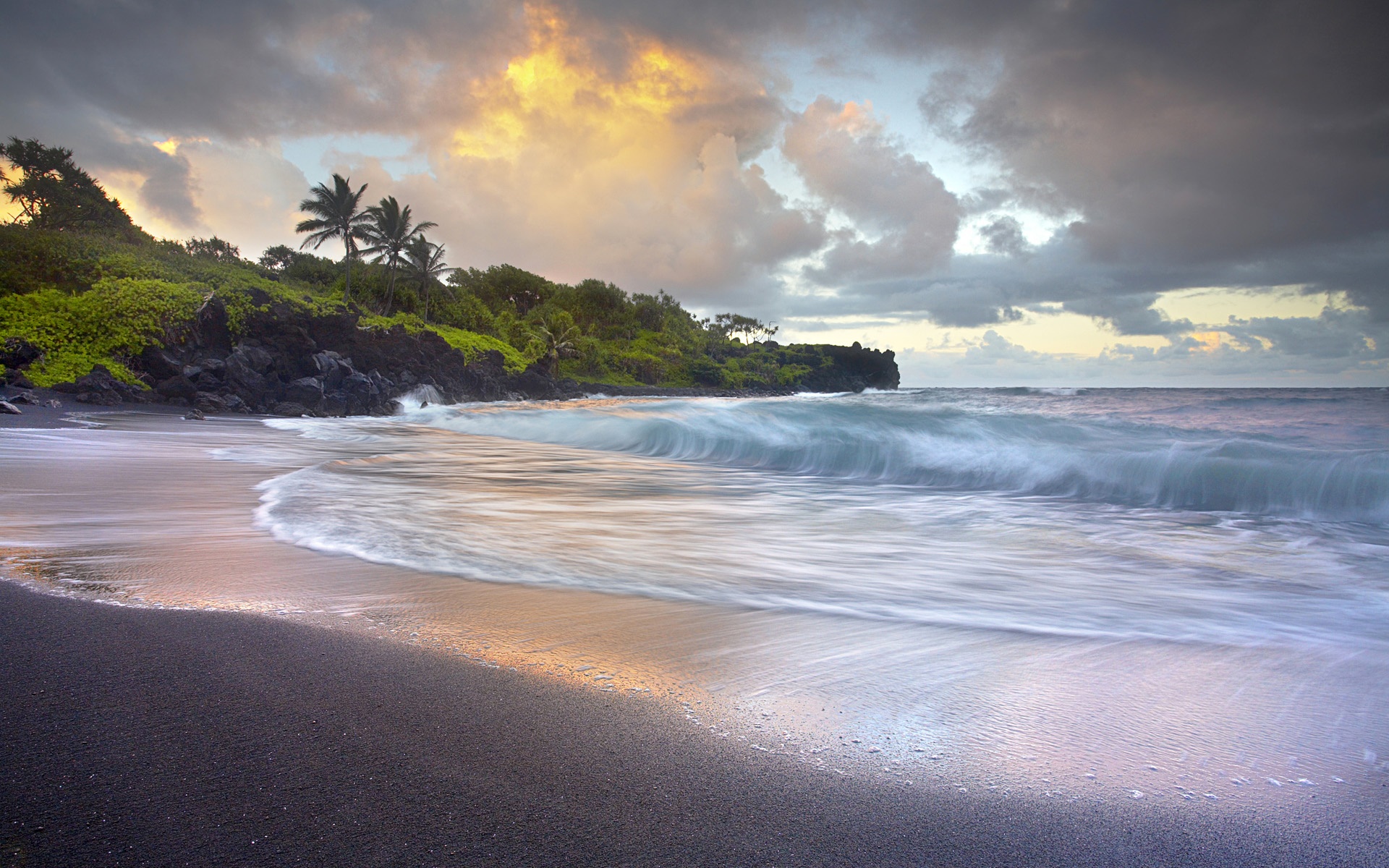 Waves crashing, black sand beach, Hawaii 1920x1200 wallpaper