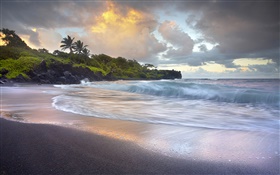 Waves crashing, black sand beach, Hawaii HD wallpaper