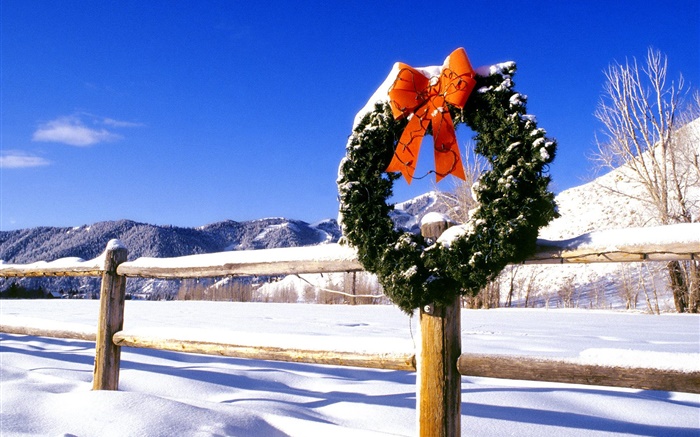 Christmas wreath, snow, fence Wallpapers Pictures Photos Images