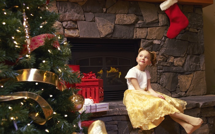 Happy little girl in Christmas day Wallpapers Pictures Photos Images