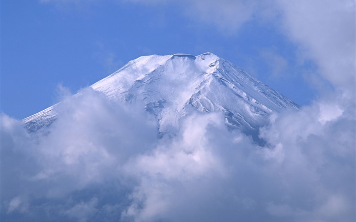 Mount Fuji in the clouds, Japan Wallpapers Pictures Photos Images