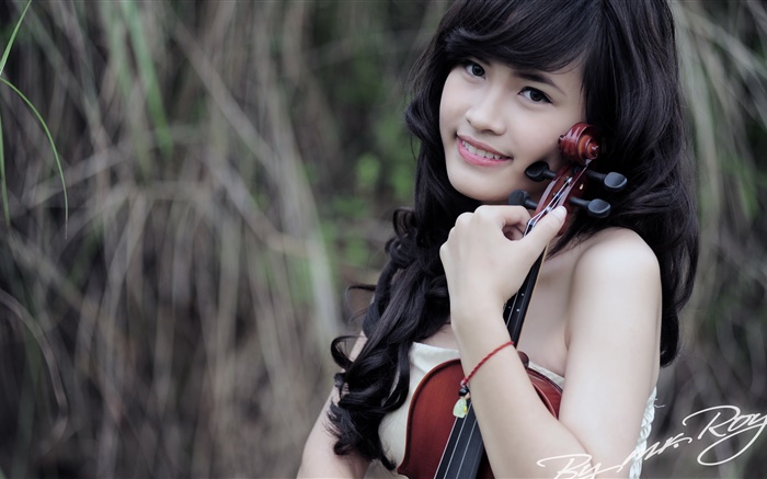 Smile Asian girl, music, violin Wallpapers Pictures Photos Images