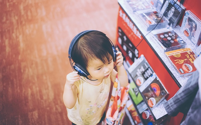 Cute boy listen music, headphones Wallpapers Pictures Photos Images