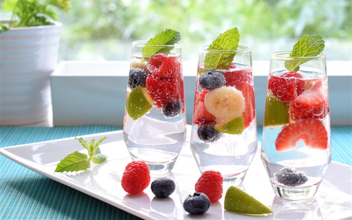 Drinks, berries, glass cups Wallpapers Pictures Photos Images