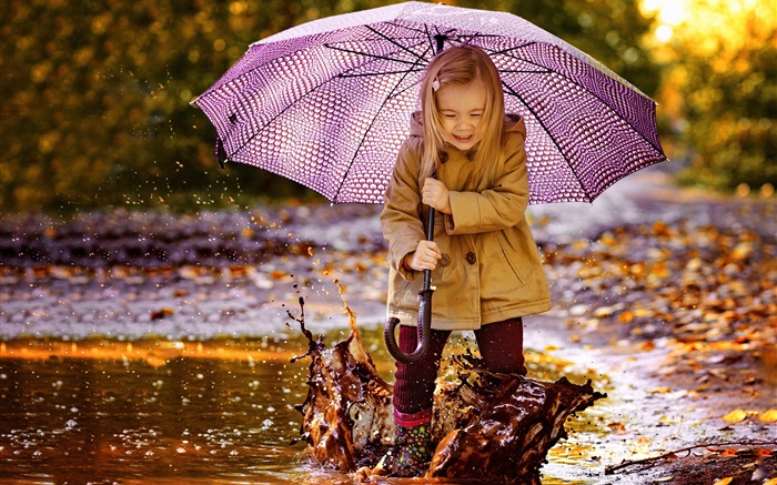 Cute little girl, play water, umbrella Wallpapers Pictures Photos Images