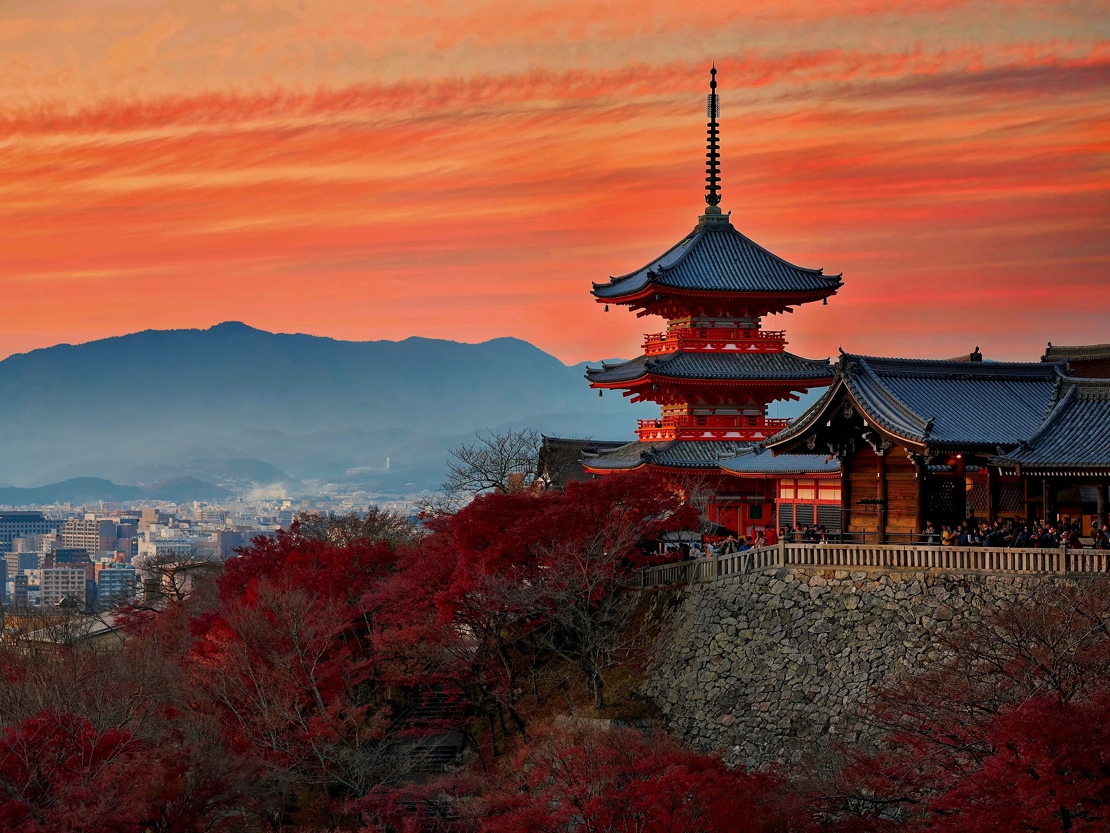 Japan, Kyoto, temple, autumn, dusk 1600x1200 wallpaper